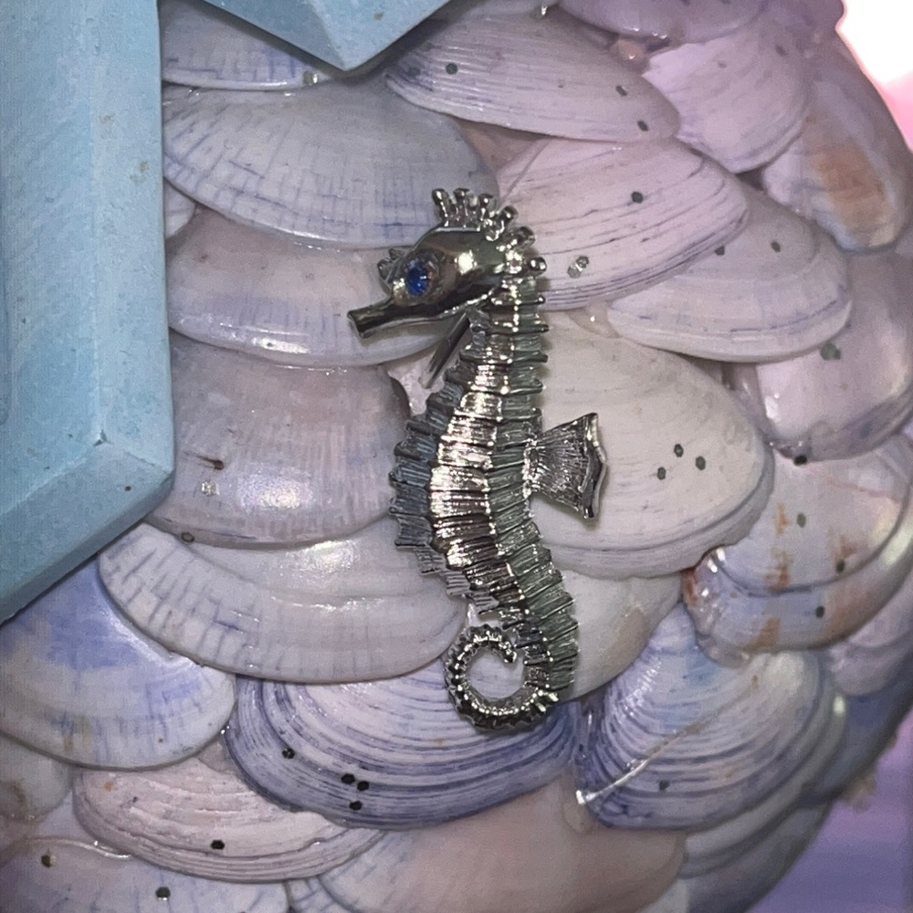 Silver seahorse brooch pin - Picture 2 of 3